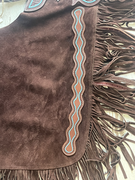 Chinks braun Wildleder mit farbigen Piping türkis